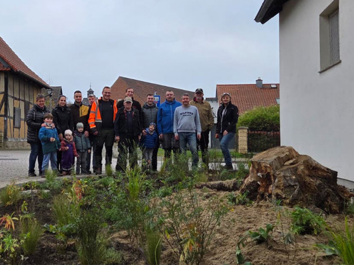 Gemeinsam wurde der Platz in Adersheim umgestaltet.