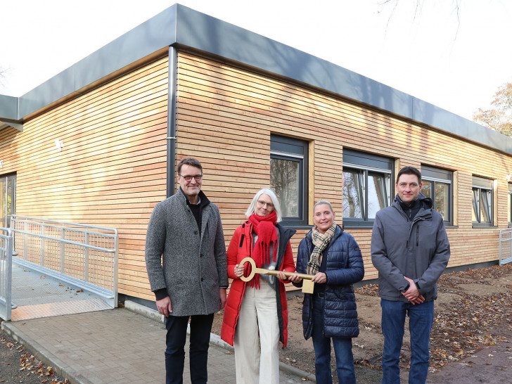 Bei der symbolischen Schlüsselübergabe vor dem neuen Gebäude für den Ganztagsbetrieb: Martin Goltermann (Abteilungsleiter Hochbau), Schulleiterin Elke Neumann, Projektleiterin Elfrun Woelke und Sven Pook (Abteilungsleiter Schulen). 