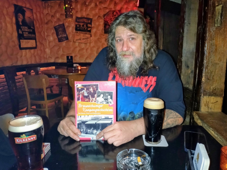 Autor Marc Halupczok in der Barnaby´s Blues Bar. Dessen kürzlich verstorbenem Wirt Peter Loris ist das Buch gewidmet.