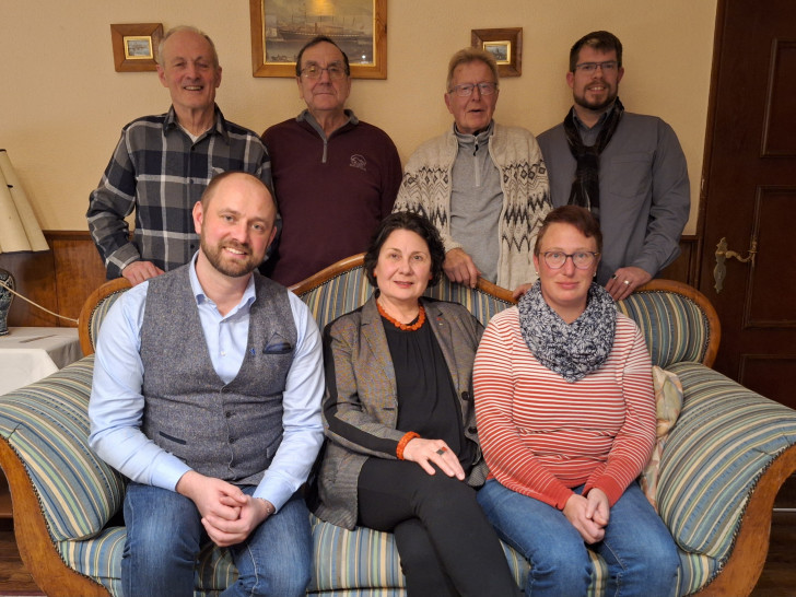 Sitzend v. li.: Malte Schneider, Christine M. Kaiser, Melanie Wohld; (stehend v. li.) Hans-Joachim Scherenhorst, Dieter Beer, Klaus-Dieter Grund, Marcel Muschalle. 