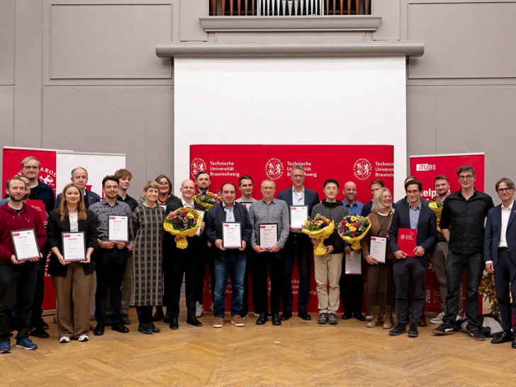 Alle Erst-, Zweit- und Drittplatzierten versammelten sich zum Gruppenbild mit TU Präsidentin Prof. Dr. Angela Ittel und Vizepräsident für Studium und Lehre Prof. Dr. Knut Baumann.