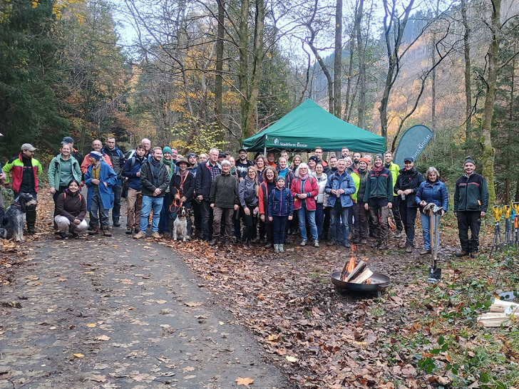 Im Wintertal begleitete Marcel Möller (2. v. li.), Betriebsleiter der Stadtforst Goslar, den BUND, den Harzklub Zweigverein Goslar und zahlreiche Ehrenamtliche. Gemeinsam setzten sie 500 heimische Sträucher und Bäume.