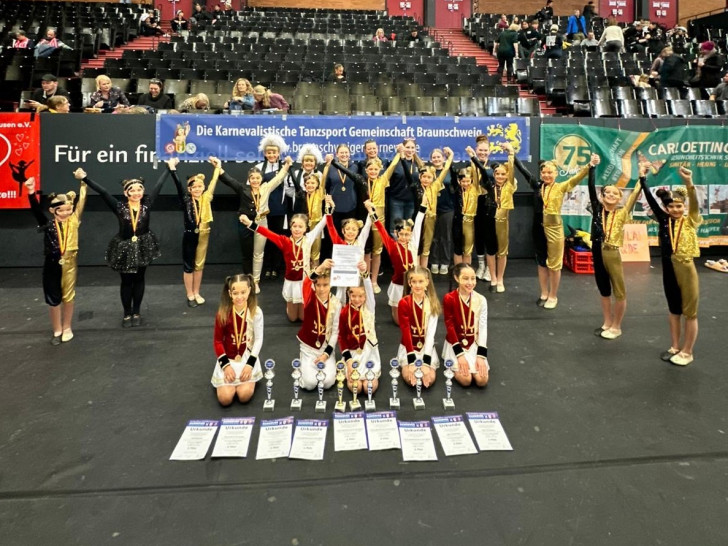 Tänzer und Tänzerinnen mit ihren Trainerinnen der Karnevalistischen TanzsportGemeinschaft Braunschweig und ihren Trophäen von den 33. Niedersachsenmeisterschaften in Hannover.