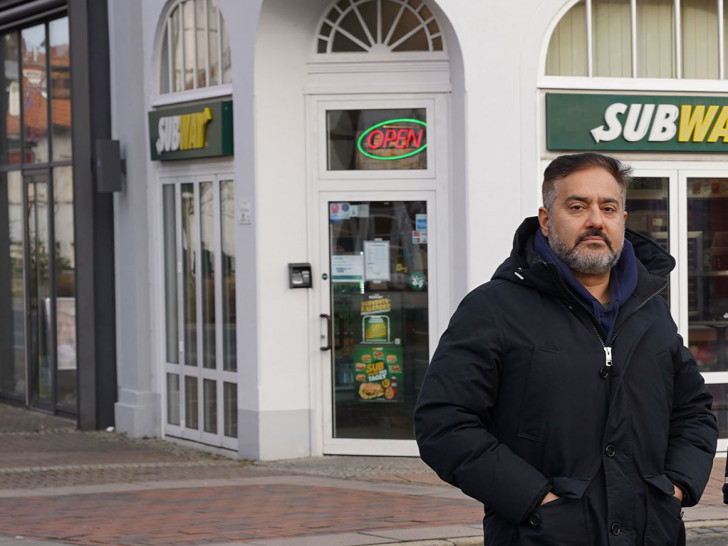 Inhaber Mahbod Habibi vor dem Geschäft in Wolfenbüttel. Archivbild