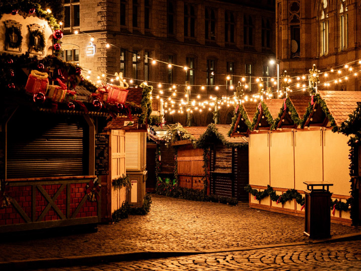 Die Ruhe vor dem Trubel: Der Braunschweiger Weihnachtsmarkt am Morgen vor der Eröffnung.