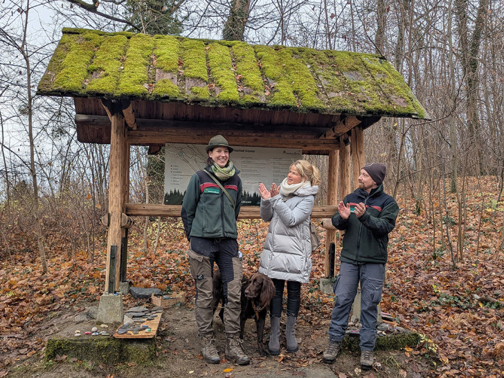 Es braucht einfach eine engagierte Försterin, die sich der Sache annimmt“, lobt Marcel Möller (re.), Betriebsleiter der Stadtforst Goslar, seine Mitarbeiterin Paula Machunze (li.) als Projektverantwortliche des Walderlebnispfades. Für das sehenswerte Ergebnis erntete sie von den Gästen und Oberbürgermeisterin Urte Schwerdtner (Mitte) viel Applaus.