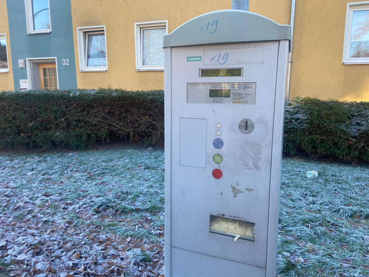 Einer der beschädigten Parkscheinautomaten in der Marienbruchstraße.