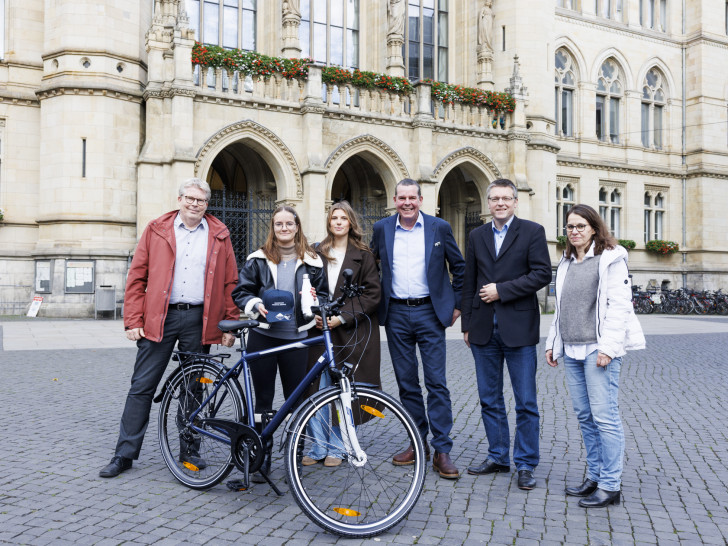 Die Stadt Braunschweig und die Sponsoren Volkswagen Financial Services und Fahrrad Hahne gratulieren der Gewinnerin persönlich (v.l.n.r.): Stadtbaurat Heinz-Georg Leuer, Paula Lins (Gewinnerin des Pedelecs), Tessa Katholing (Fahrrad Hahne), Oliver Klopp (Volkswagen Financial Services Braunschweig), Burkhard Wiegel, Christine Frenzel (Fachbereich Tiefbau und Verkehr der Stadt Braunschweig).