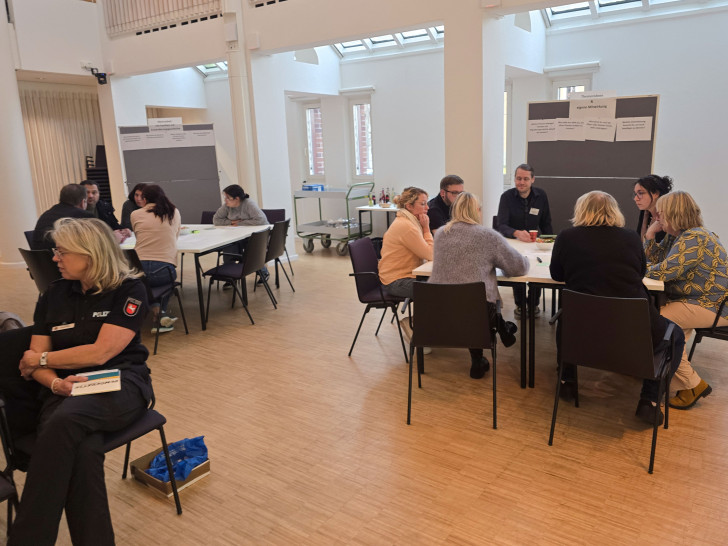 An vier Stationen diskutieren die Teilnehmer über verschiedene Themen rund um Migration, Bildung und Teilhabe.