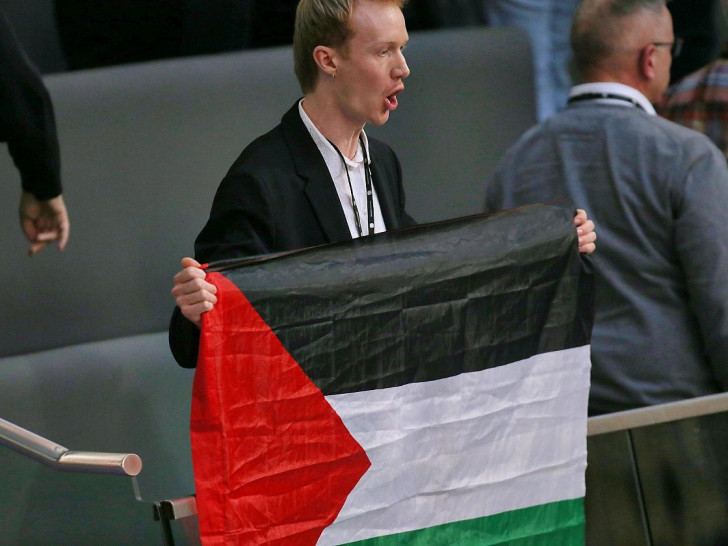 Besucher stört Bundestagssitzung mit Pro-Palästina-Protest am 26.11.2025