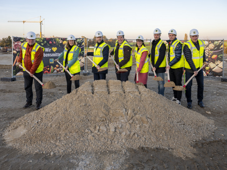 Wolfgang Pramann (EDEKA Minden-Hannover/Expansion), Josephine Stein (WMG Wirtschaftsförderung), Dennis Weilmann (Oberbürgermeister Wolfsburg), Philipp Kasten (Ortsbürgermeister Barnstorf-Nordsteimke), Katharina Terberger (Geschäftsführerin EDEKA Minden-Hannover), Stefan Kleimann (Geschäftsführer GU Schulte), Henning Knoll (GU Schulte) und Michael Schmidt (Geschäftsführer Hartmann Architektur) bei ersten Spatenstich am gestrigen Donnerstag. 