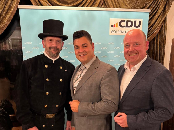 Tobias Thurau (mitte) mit "Glücksbringer" Markus Steuer und dem CDU-Kreisvorsitzenden Holger Bormann (rechts). 