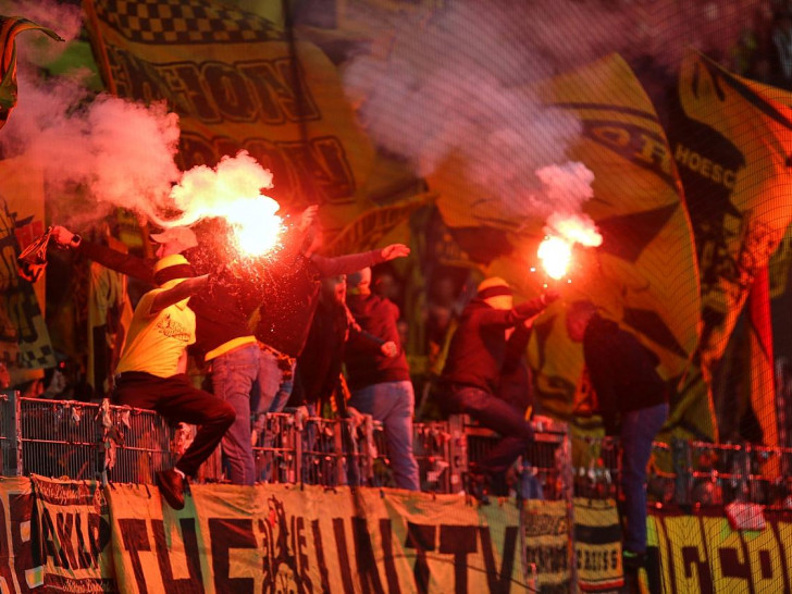 Fans mit Pyrotechnik (Archiv)