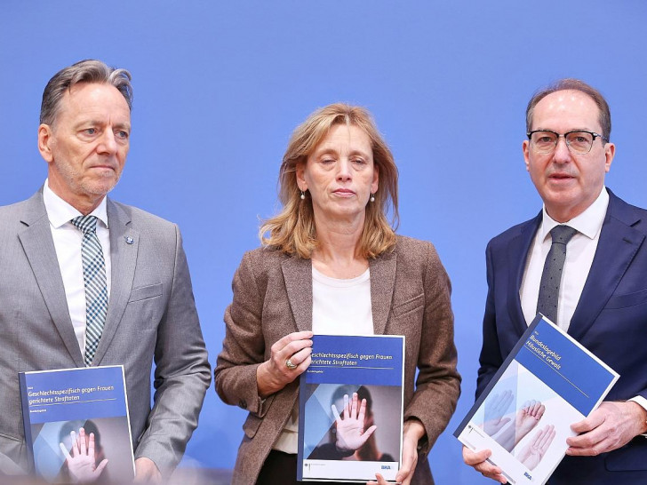 Vorstellung der Bundeslagebilder "Häusliche Gewalt 2024" und "Geschlechtsspezifisch gegen Frauen gerichtete Straftaten 2024" am 21.11.2025