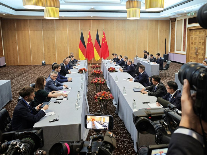 Friedrich Merz bei einem bilateralen Treffen mit Li Qiang am 23.11.2025