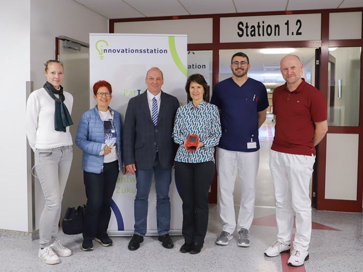 Pflegedirektorin Wenke Lubosch, Dörthe Weddige-Degenhard, Vorsitzende des Fördervereins, Olaf Ruczkowski, Heike Ruczkowski, Philipp Sonar, Leiter Innovationsstation, und Dr. Tobias Jüttner, Ärztlicher Direktor (v. li.). 