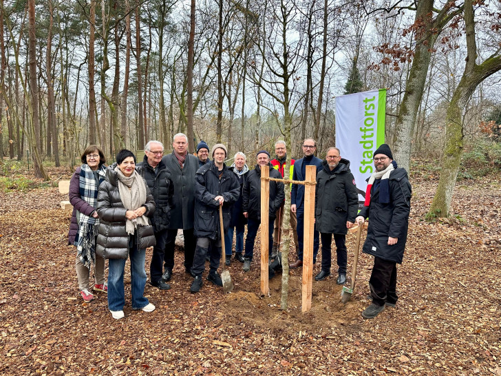  Immacolata Glosemeyer, MdL und Ortsbürgermeisterin; 4.v.l. Kai-Uwe Hirschheide, 1. Stadtrat; 6.v.l. Andreas Greiner, Künstler; Mitte: Gunter Nabel, Rotary Club Wolfsburg; 4.v.r. Dirk Schäfer, Stadtförster; 3.v.r. Jens Hofschröer, Stadtrat; 2.v.r. Andreas Beitin, Direktor Kunstmuseum Wolfsburg; 1.v.r. Dino Steinhof, Co-Kurator.