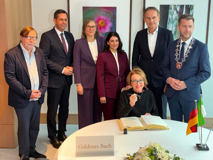 Dr. Eva Umlauf, Präsidentin des Auschwitz Komitees, trug sich im Beisein von (hinten von links) Christoph Heubner, Geschäftsführender Vizepräsident des Internationalen Auschwitz Komitees, Ministerpräsident Olaf Lies, Christiane Benner, Erste Vorsitzende der IG Metall, Daniela Cavallo, Vorsitzende Gesamt- und Konzernbetriebsrat der Volkswagen AG, Dr. Oliver Blume (Vorstandsvorsitzender der Volkswagen AG) und Oberbürgermeister Dennis Weilmann in das Goldene Buch der Stadt Wolfsburg ein.