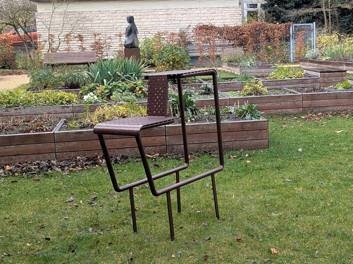 Im Frühjahr werden die vier Stuhlbeine fest einbetoniert.