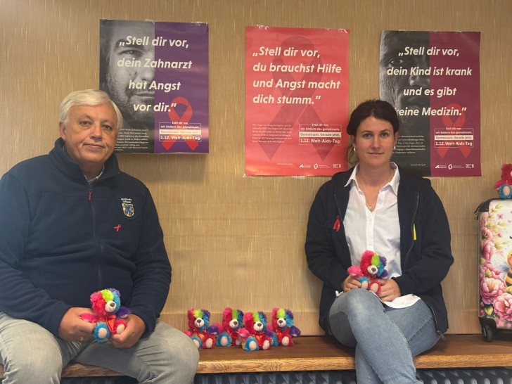  Josef Kraft, Leiter des Gesundheitsamtes des Landkreises Gifhorn, und Nicole Tairi, Gesundheitsberaterin (HIV/Sucht) des Landkreises Gifhorn, unterstützen den Welt-AIDS-Tag und rufen zum Spendensammeln auf. Wer einen Beitrag  leisten möchte, kann einen AIDS-Teddy für eine kleine Spende von 6 Euro erwerben, die der AIDS-Hilfe Wolfsburg zugutekommt.