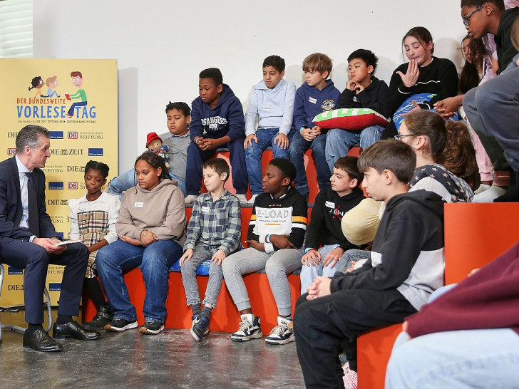 Thorsten Frei liest aus einem Kinderbuch am 21.11.2025