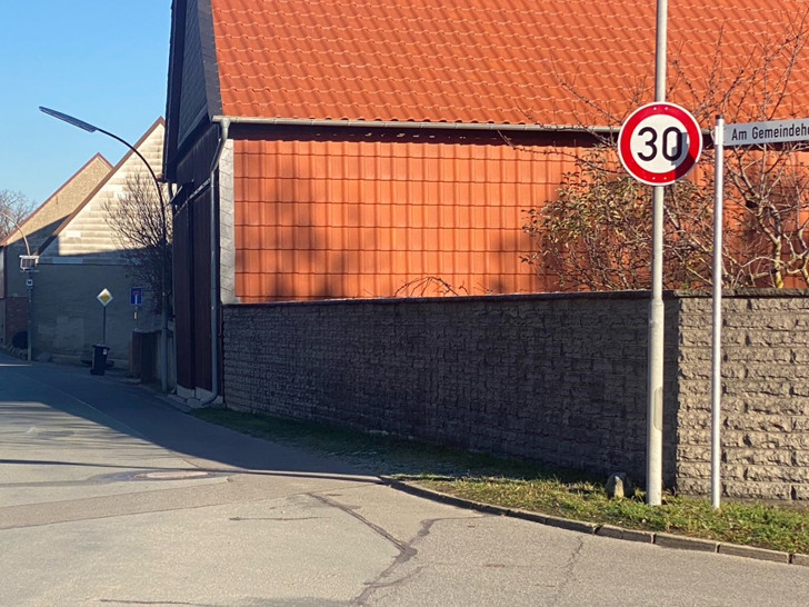 Für die Sicherheit von Fußgängerinnen und Fußgängern sowie Radfahrenden: In der Westerbergstraße in Lochtum gilt künftig Tempo 30.