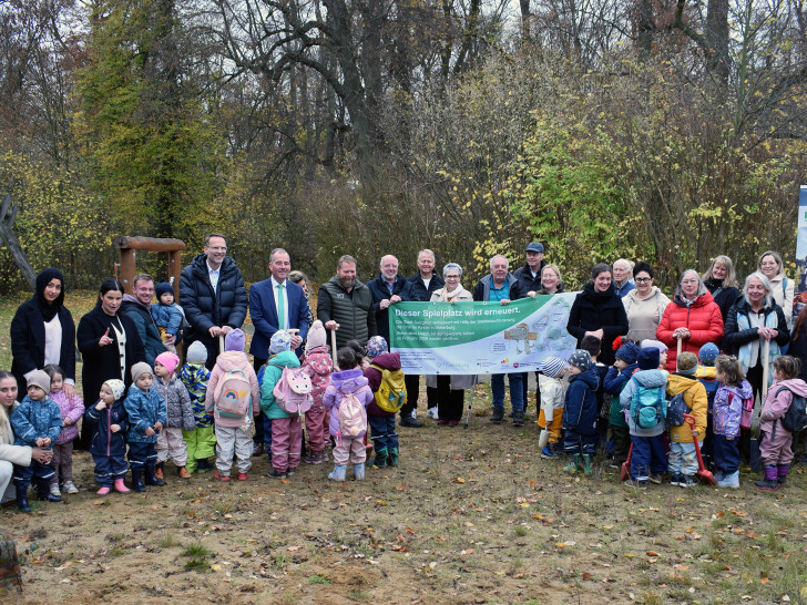 Spatenstich für einen neuen Spielplatz in Steterburg: Die Beteiligten und Bürgerinnen und Bürger aus dem Quartier freuen sich.