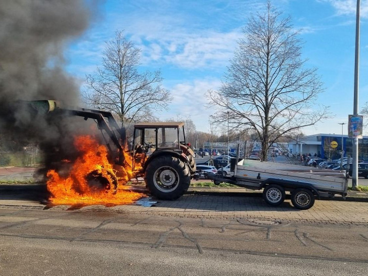 Zugmaschine während der Fahrt in Brand geraten (Archiv)