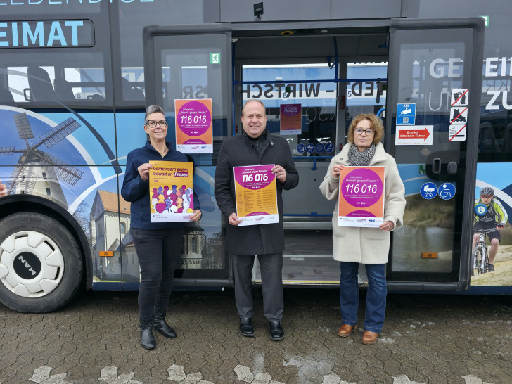 Claudia Windolf, Assistenz der KVG-Betriebsleitung Helmstedt; Gerhard Radeck, Landrat Landkreis Helmstedt; Sonja Klein, Gleichstellungsbeauftragte Landkreis Helmstedt