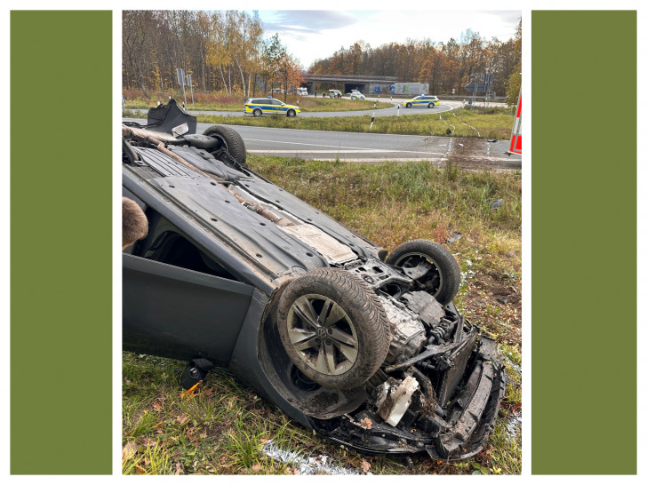 Der verunfallte Golf an der Ausfahrt Derneburg.