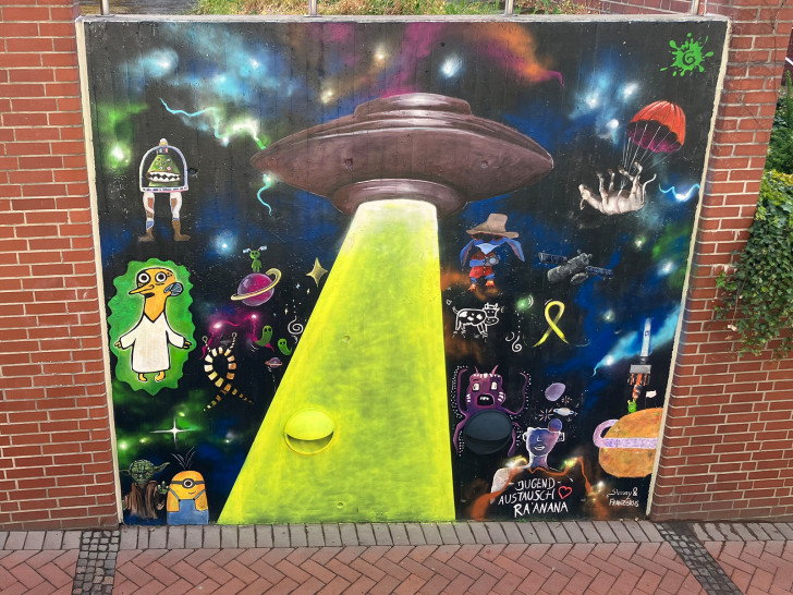 Bereits im April hatten Jugendliche aus Israel und Deutschland an gleicher Stelle im Rahmen einer internationalen Jugendbegegnung ein erstes Kunstwerk geschaffen