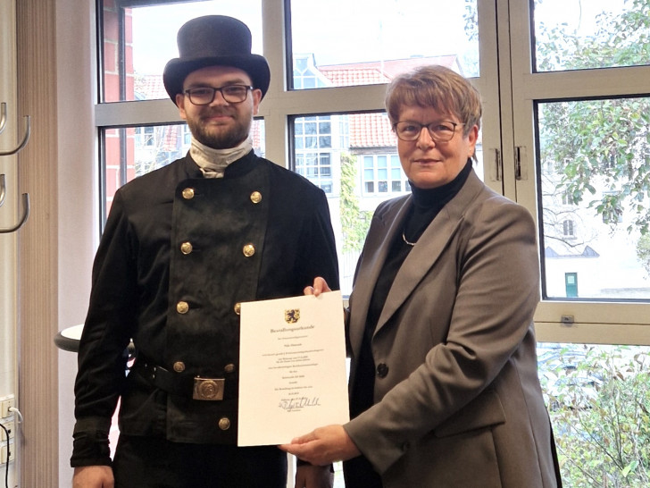 Nils Orzesek und Kreisrätin Ute Spieler. 