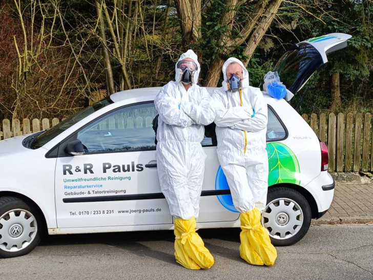 Jörg Pauls mit einem Kollegen vor dem Einsatz am Tatort.