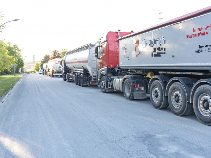 Die Friedrich-Ebert-Straße wird von vielen LKW als Parkplatz genutzt.