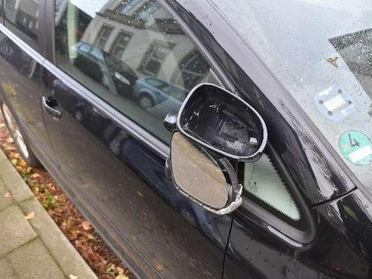 Beschädigter Außenspiegel (Archiv)