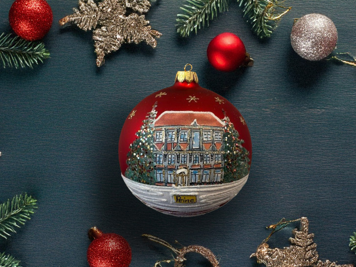Edition 2025: Die dritte Auflage der Peiner Weihnachtskugel ziert die Fachwerkfassade des Schwans.