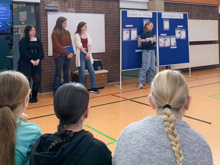 Die Schülerinnen des Gymnasiums während des Projekts.