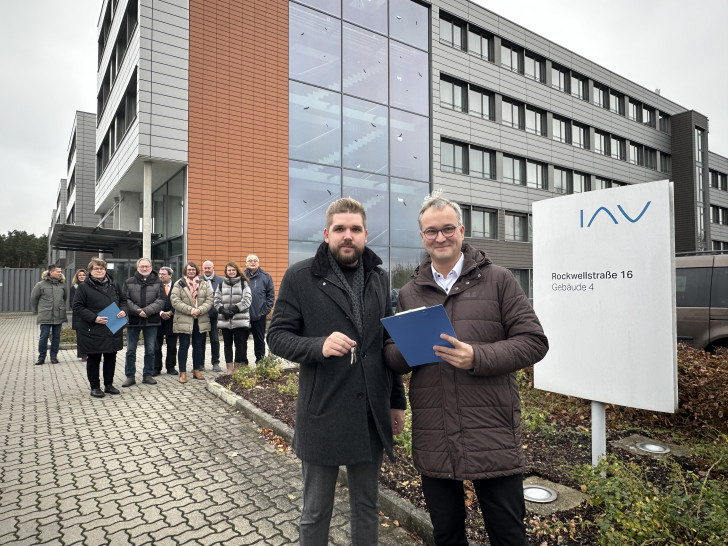 Dominik Meyer zu Schlochtern, Erster Kreisrat des Landkreises Gifhorn (rechts), und Sebastian Lietz, Teamleitung Facility-Management IAV Gifhorn, bei der Schlüsselübergabe.