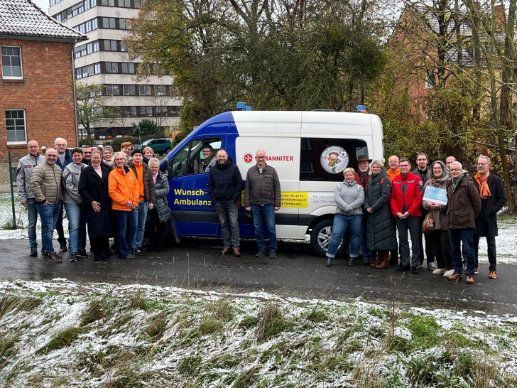 Unterstützende der Johanniter-Wunsch-Ambulanz und Vertreter der Johanniter bei der Vorstellung des Fahrzeugs. 1. von rechts im Bild ist Volker Machura, der 6. von rechts ist Johanniter-Regionalvorstand Dirk Gähle und die 4. Person von links ist Dienststellenleiterin Samantha Brinkwirth.  