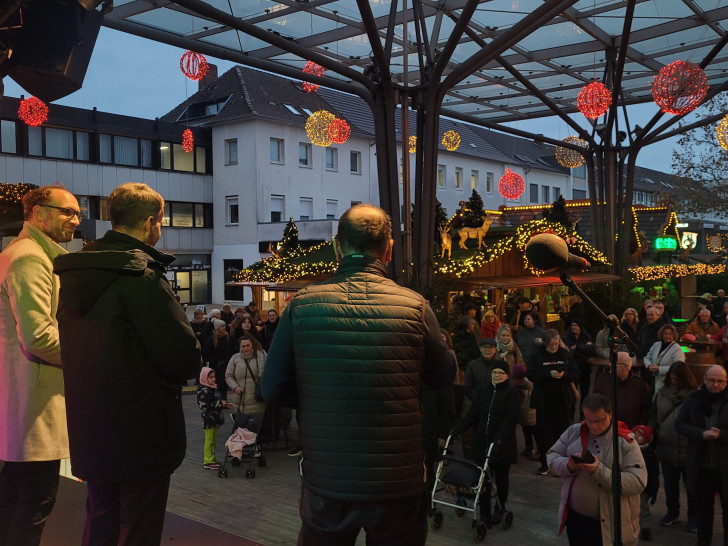 Heute eröffnete Oberbürgermeister Dennis Weilmann gemeinsam mit Vertretern der Wolfsburg Wirtschaft und Marketing GmbH (WMG) sowie Partnern und Sponsoren offiziell den Wolfsburger Weihnachtsmarkt in der Innenstadt.