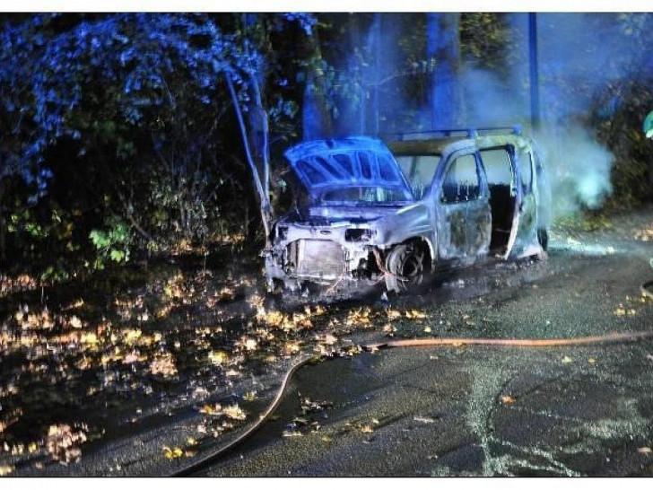 Abgemeldeter Citroen vollständig ausgebrannt (Archiv)