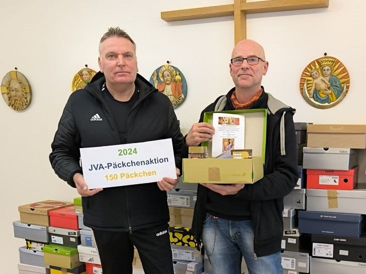 Der Justizvollzugsbeamte Oliver Grau (links) und Gefängnisseelsorger Markus Galonska (rechts) kurz vor Weihnachten 2024 bei der Abholung von150 Päckchen in St. Aegidien.