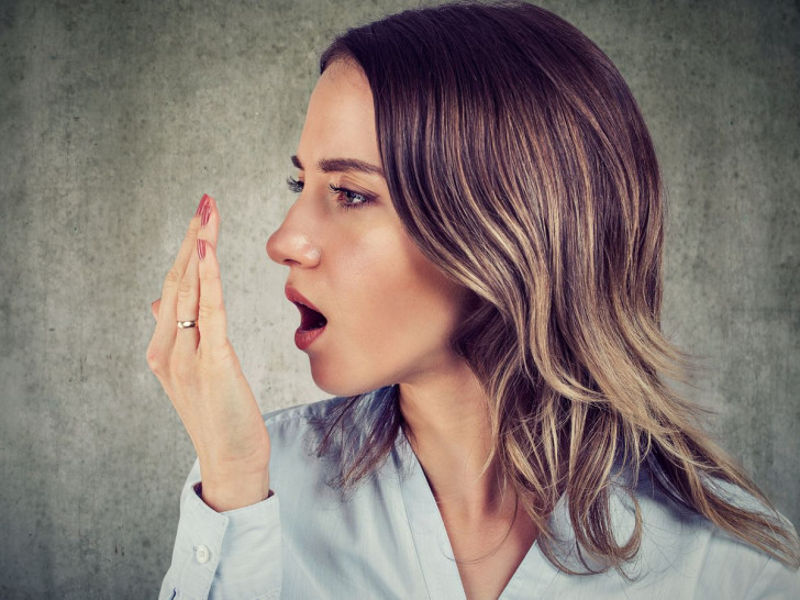 Mundgeruch ist unangenehm - vor allem für Ihr Gegenüber. Doch es gibt natürliche Hausmittel, die Ihren Atem wieder erfrischen.  (Bild: iStock / SIphotography)