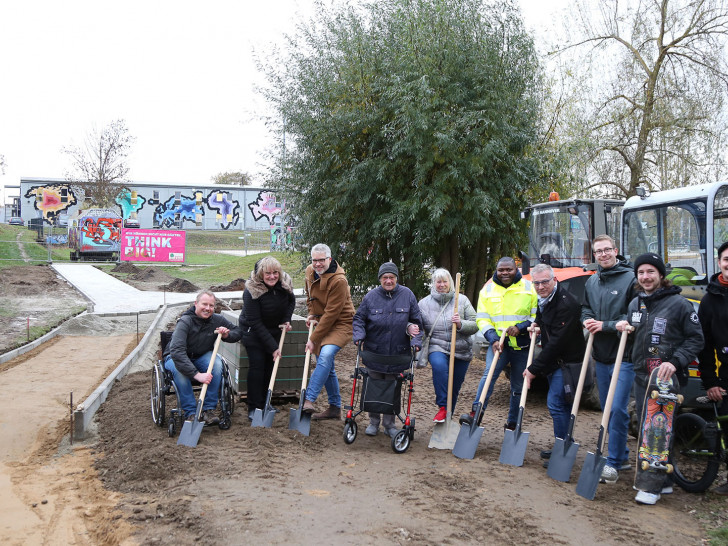 Spatenstich für den barrierearmen Zugang zum Trashpark. 