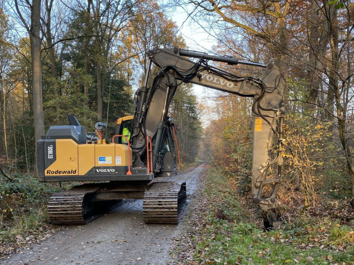 Mit diesem Bagger wurden insgesamt sieben neue Wasserstellen geschaffen.