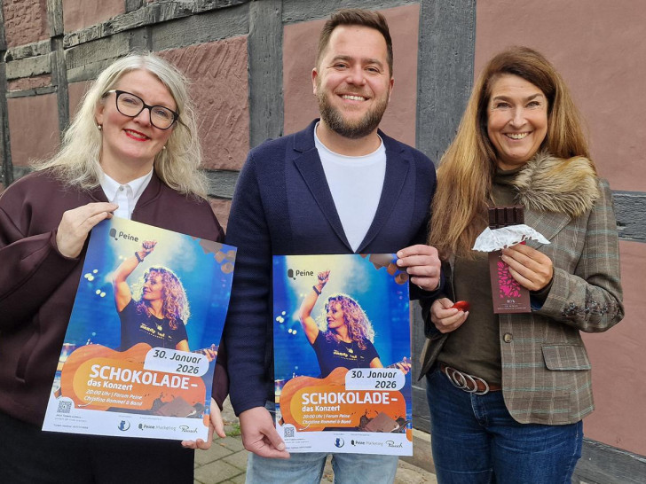 Freuen sich auf „Schokolade – das Konzert“ im Peiner Forum: Bettina Wilts, Betriebs- und Theaterleiterin des Kulturrings Peine (v.l.), Robert Rausch, Geschäftsführer der Schokoladenfabrik Rausch in Peine und Anja Barlen-Herbig, Geschäftsführerin von Peine Marketing.
