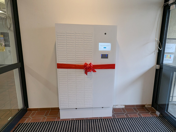 Die Dokumentenausgabebox steht im Eingangsbereich der Stadtverwaltung in der Charley-Jacob-Str. 3. Reisepässe und Personalausweise können jetzt rund um die Uhr abgeholt werden.