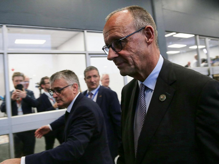 Stefan Kornelius und Friedrich Merz am 22.11.2025