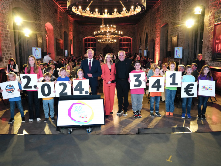 Kinder mit der Spendensumme, in der Mitte von links nach rechts: Jürgen Brinkmann, Jenny Richter (Moderatorin RTL Nord), Robert Lübenoff.