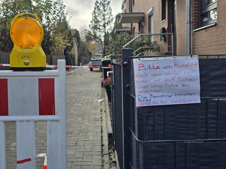 "Die Bewohner brauchen Ruhe" - mit einem Zettel bitten die Anwohner auf Schaulust und Fotos zu verzichten.